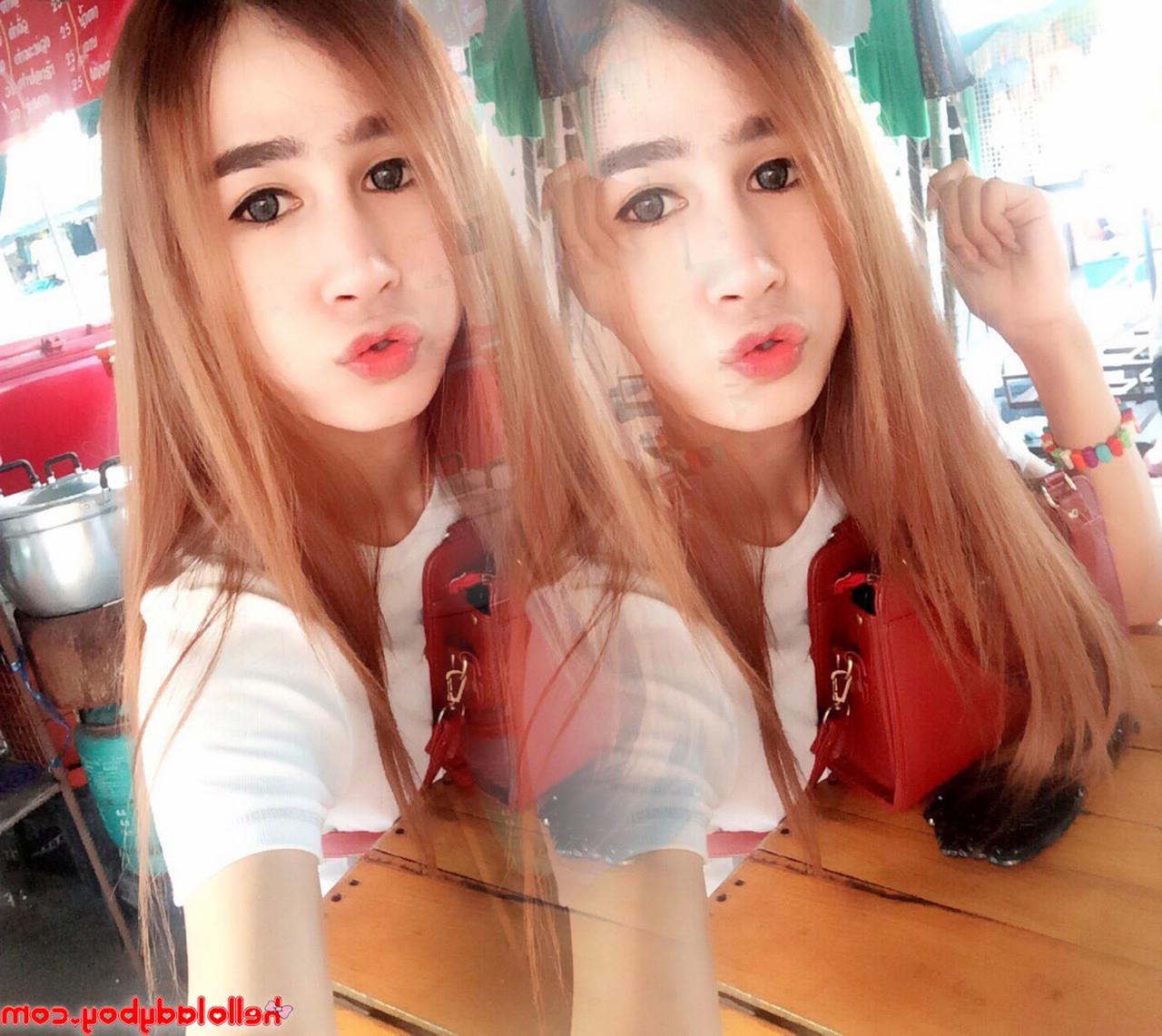 20P Hermosa ladyboy posando con su ropa sexy y lencería en solitario