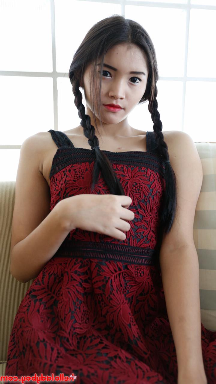 20P De belles petites asiatiques montrent leurs magnifiques seins d'adolescente.