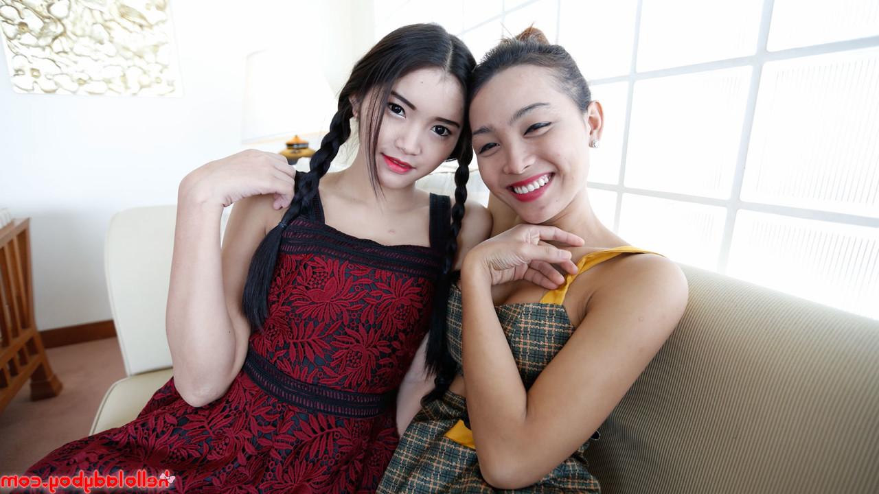 20P De belles petites asiatiques montrent leurs magnifiques seins d'adolescente.