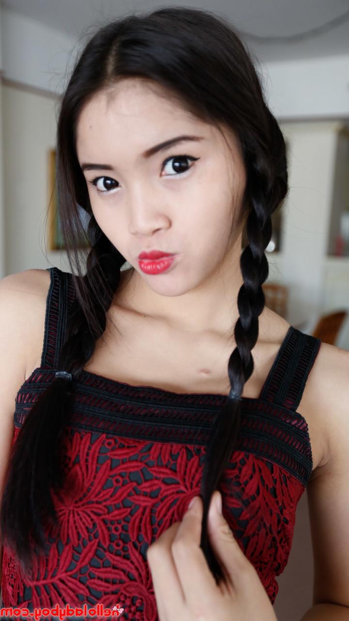 20P De belles petites asiatiques montrent leurs magnifiques seins d'adolescente.
