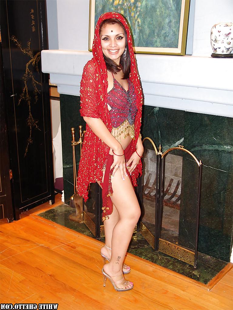 16P Adorable nena india tetona en tacones altos desnudándose y abriendo las piernas