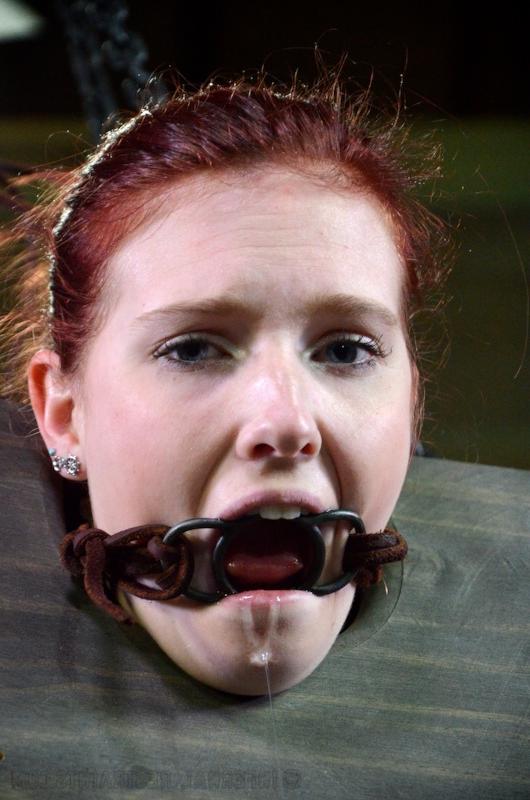 16P 青白い赤毛のアシュリー・レーンは人生の一日を束縛の中で過ごすことに従う