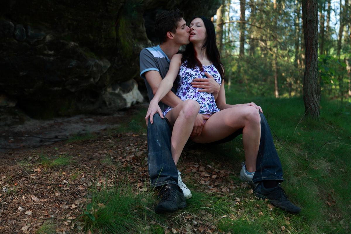 20P Dunkelhaariger Teenager beendet Sex im Freien mit einem Cumshot ins Gesicht