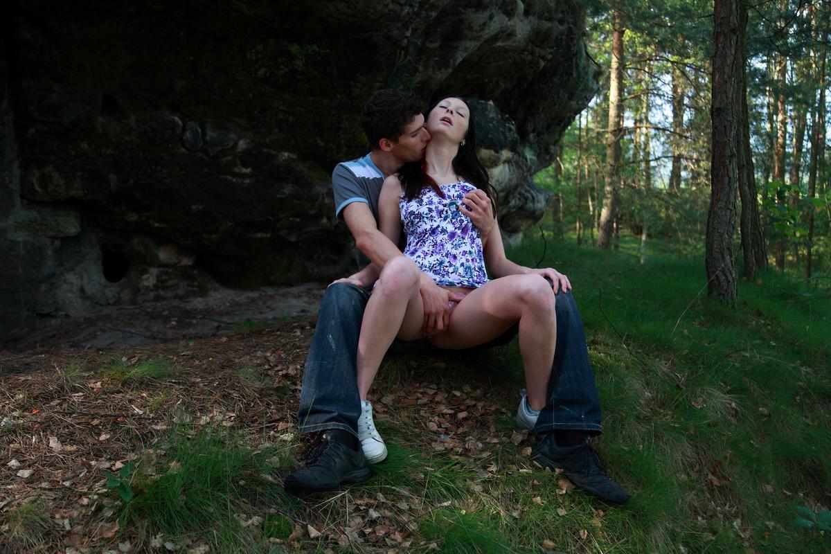20P Dunkelhaariger Teenager beendet Sex im Freien mit einem Cumshot ins Gesicht