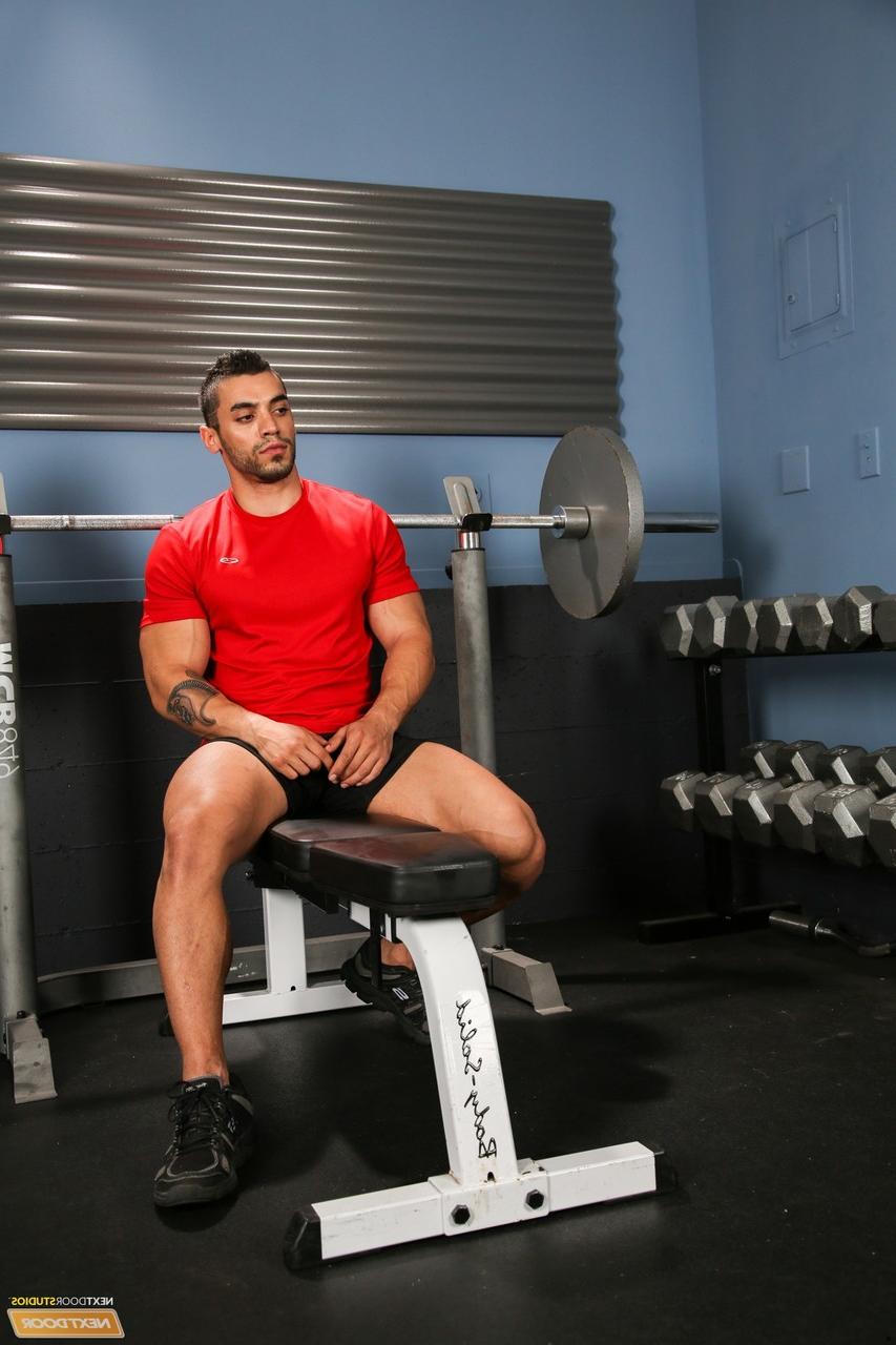 20P O gostoso gay magro Shawn Andrews recebe um rimjob de seu treinador pessoal Arad