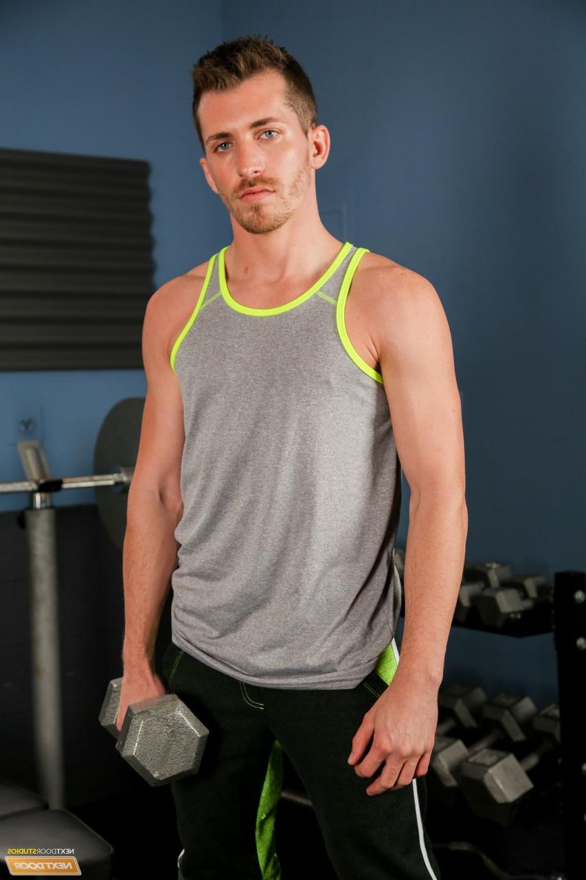 20P O gostoso gay magro Shawn Andrews recebe um rimjob de seu treinador pessoal Arad