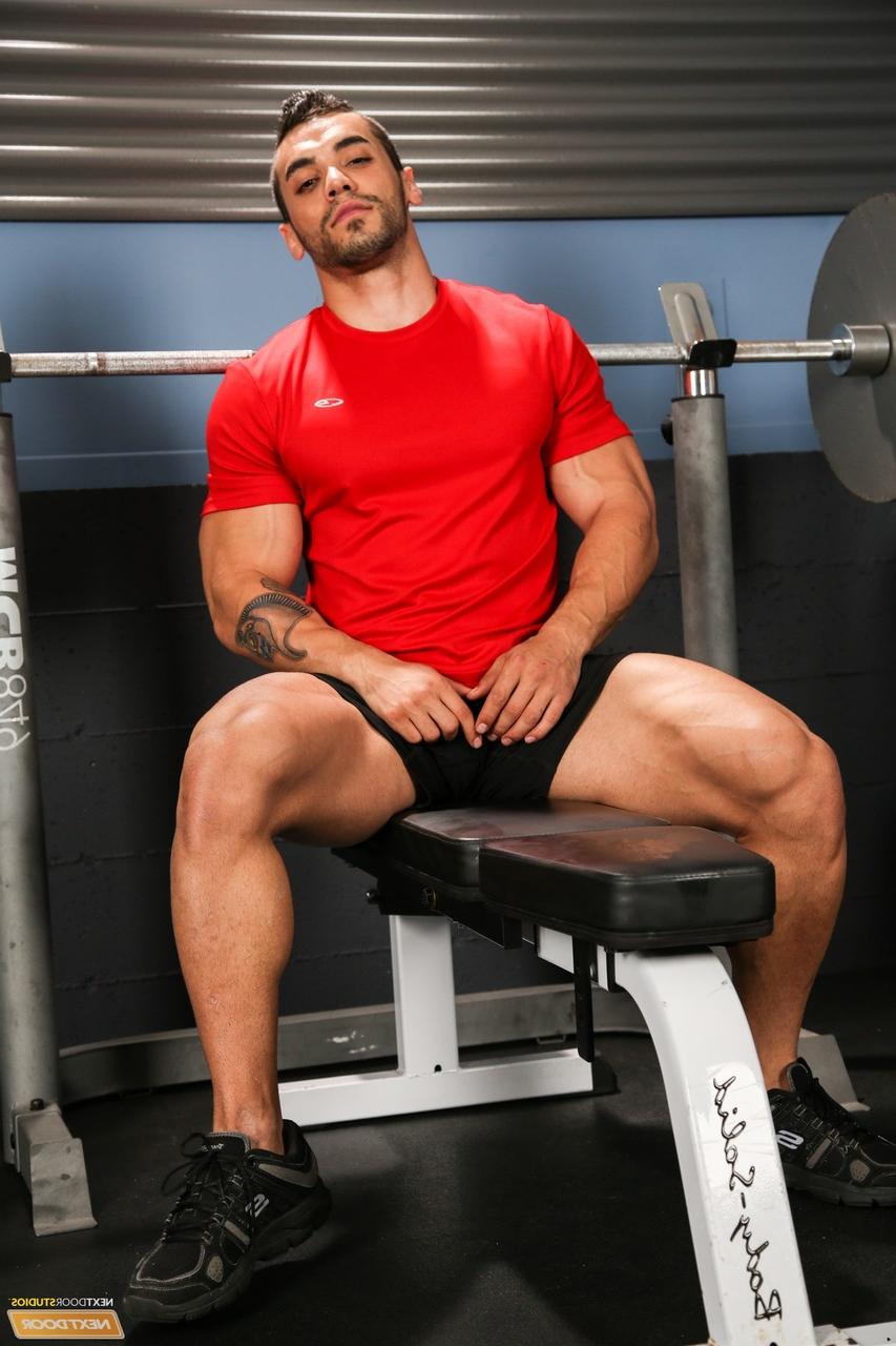 20P O gostoso gay magro Shawn Andrews recebe um rimjob de seu treinador pessoal Arad
