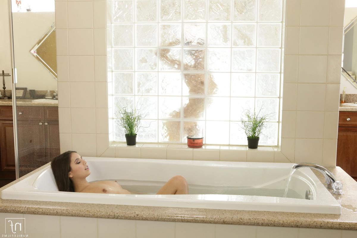 16P Les adolescentes lesbiennes Jenna Sativa et Lucy Doll font l'amour en prenant un bain.