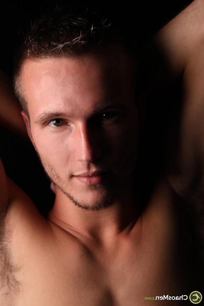 20P O galã gay gostoso Tyler Shields mostra seu pau duro e suas bolas sugáveis