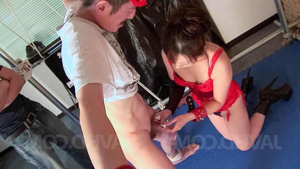 15P A japonesa MILF Miki faz sexo com seu amigo em um cobertor estendido
