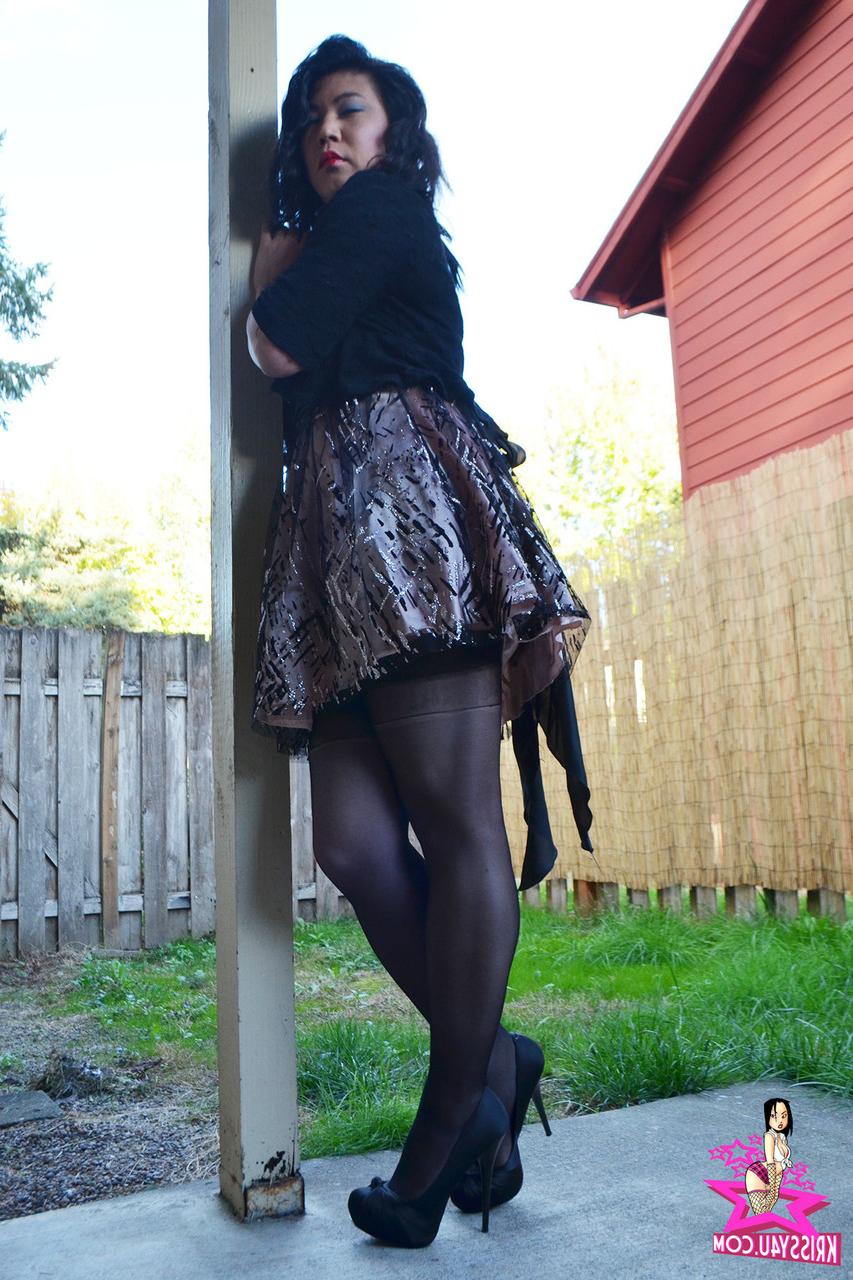 16P Travesti asiática safada revela seu pau e posa com saia e meias sexy