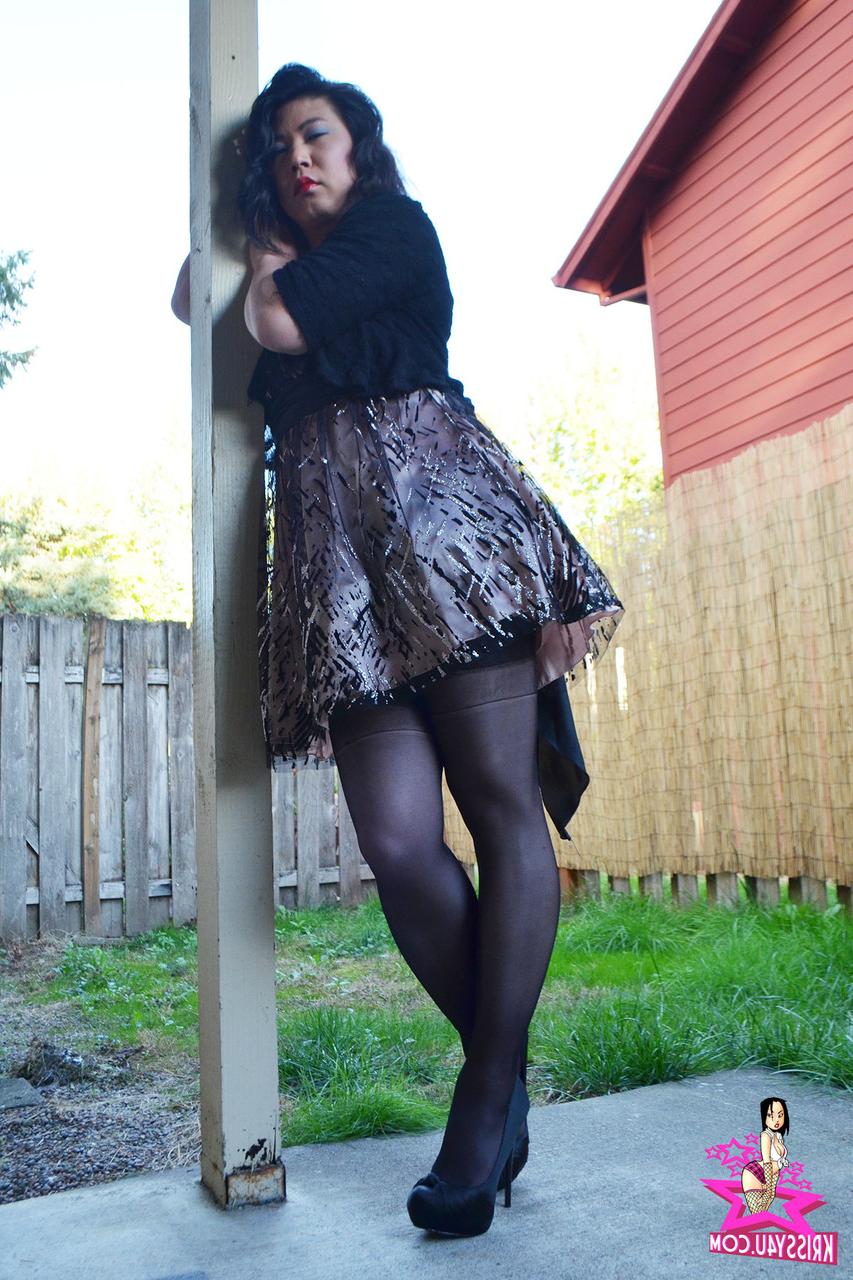 16P Travesti asiática safada revela seu pau e posa com saia e meias sexy