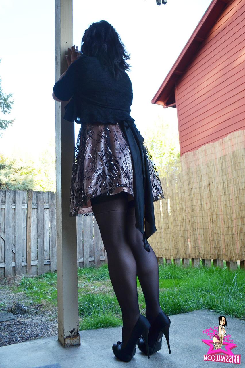 16P Travesti asiática safada revela seu pau e posa com saia e meias sexy