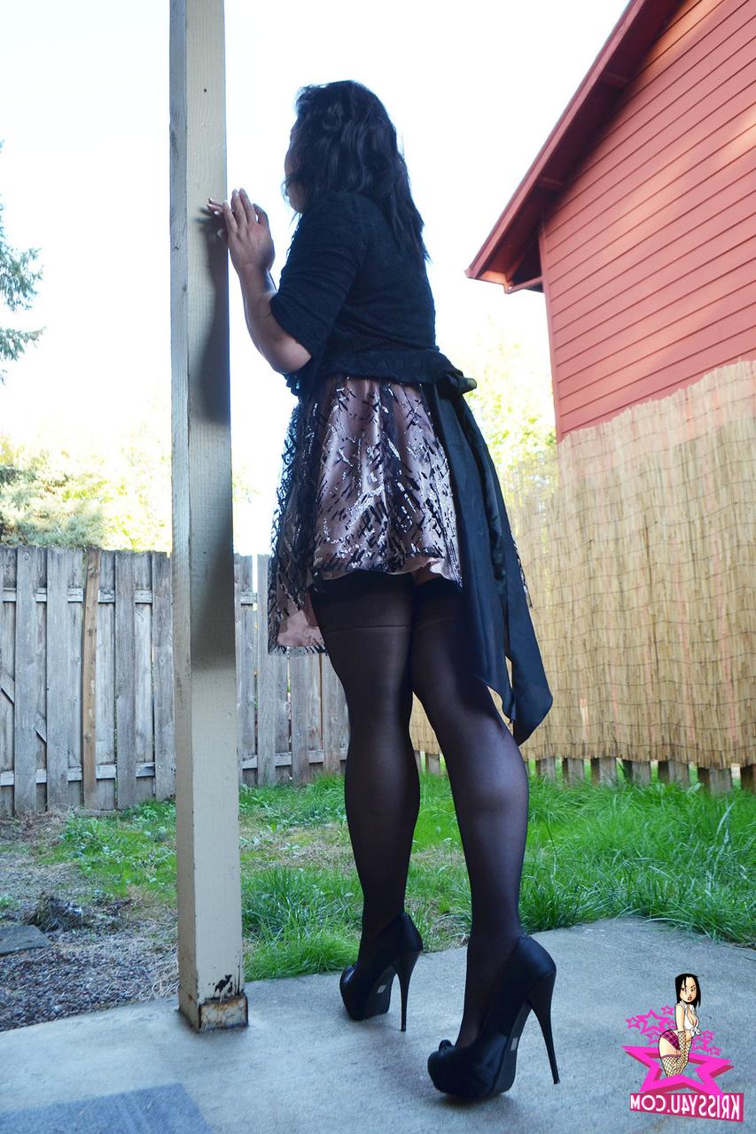 16P Travesti asiática safada revela seu pau e posa com saia e meias sexy