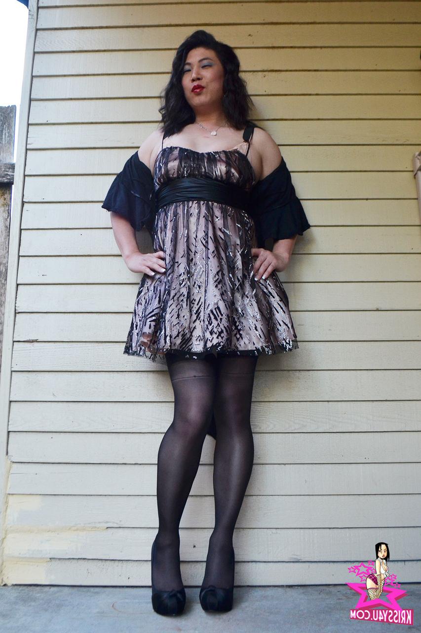 16P Travesti asiática safada revela seu pau e posa com saia e meias sexy