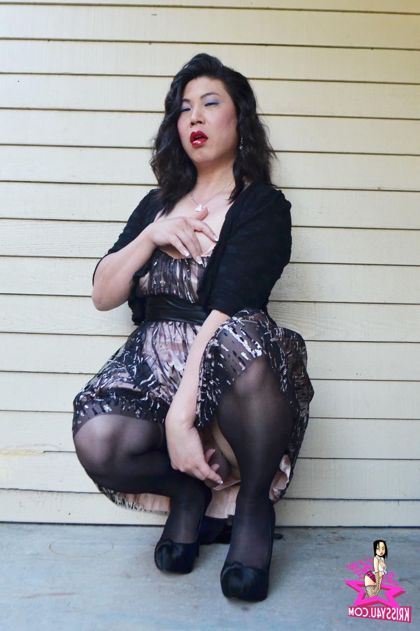 16P Travesti asiática safada revela seu pau e posa com saia e meias sexy