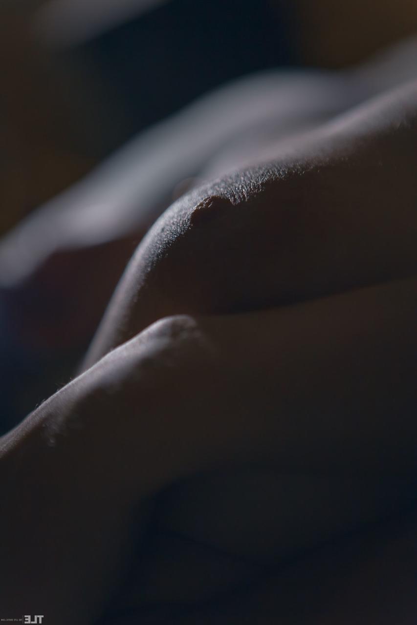 18P La morena tetona Emily J se masturba a la luz de una lámpara solitaria