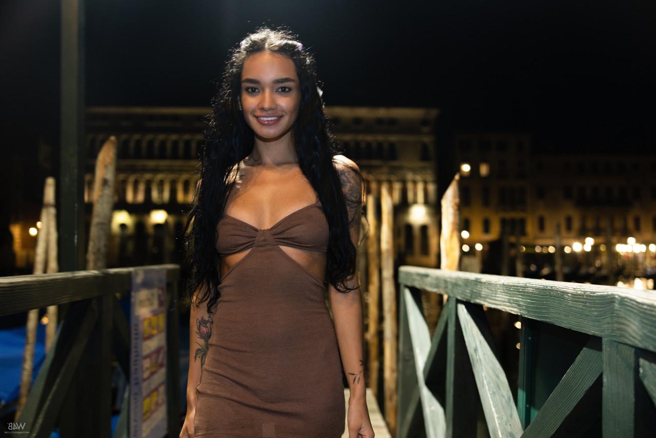 20P La joven latina dulce muestra su coño mientras posa con un vestido corto en un muelle