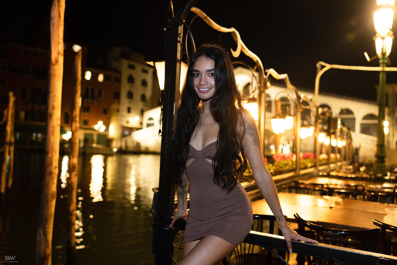 20P La joven latina dulce muestra su coño mientras posa con un vestido corto en un muelle
