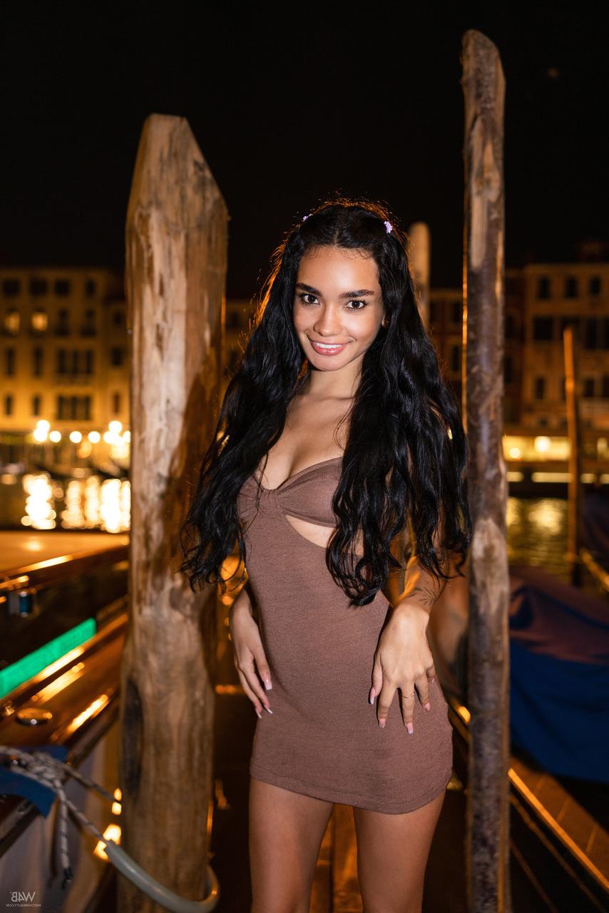 20P La joven latina dulce muestra su coño mientras posa con un vestido corto en un muelle
