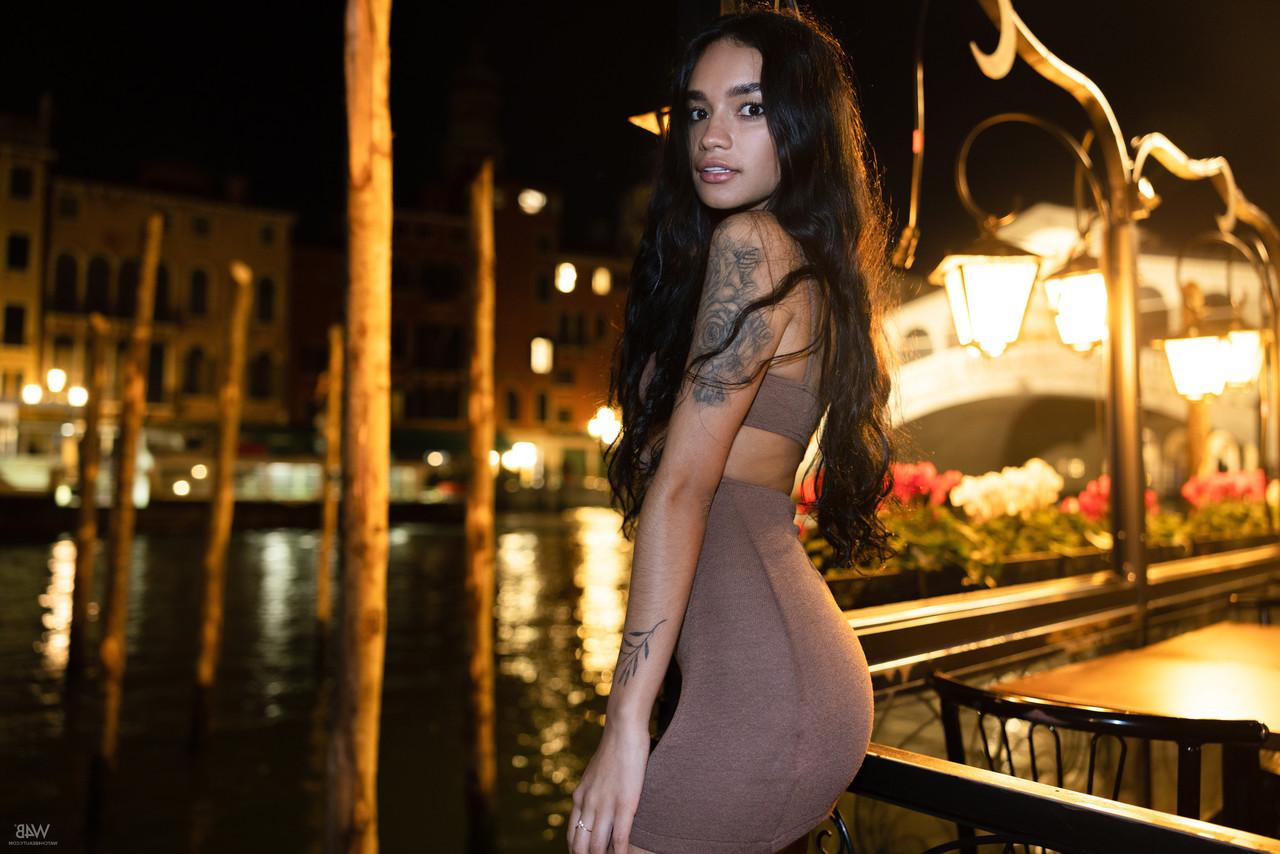 20P La joven latina dulce muestra su coño mientras posa con un vestido corto en un muelle