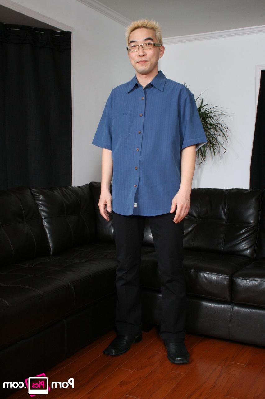 20P O nerd gay asiático Eddie tira a roupa e a calcinha antes de se masturbar
