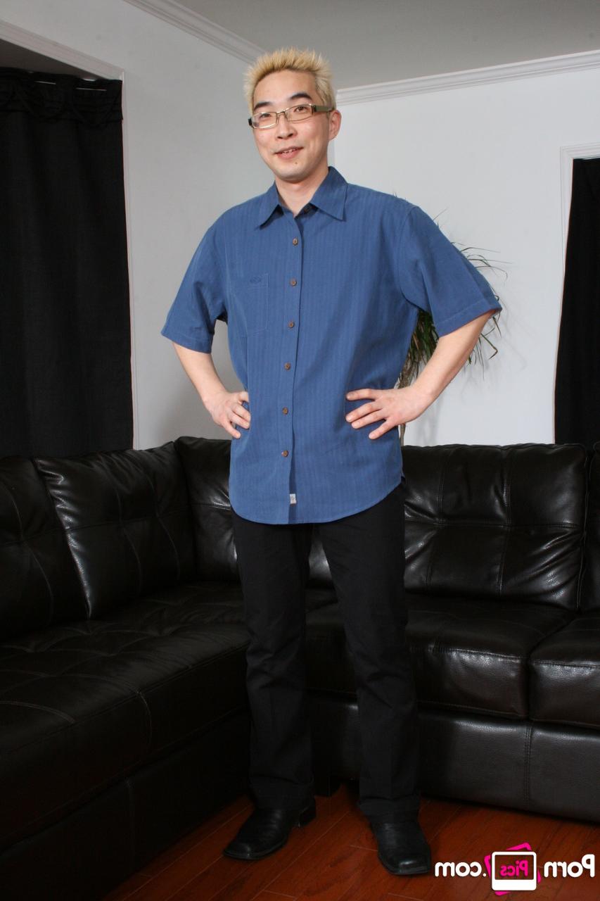 20P O nerd gay asiático Eddie tira a roupa e a calcinha antes de se masturbar