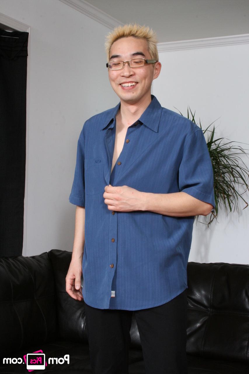 20P O nerd gay asiático Eddie tira a roupa e a calcinha antes de se masturbar