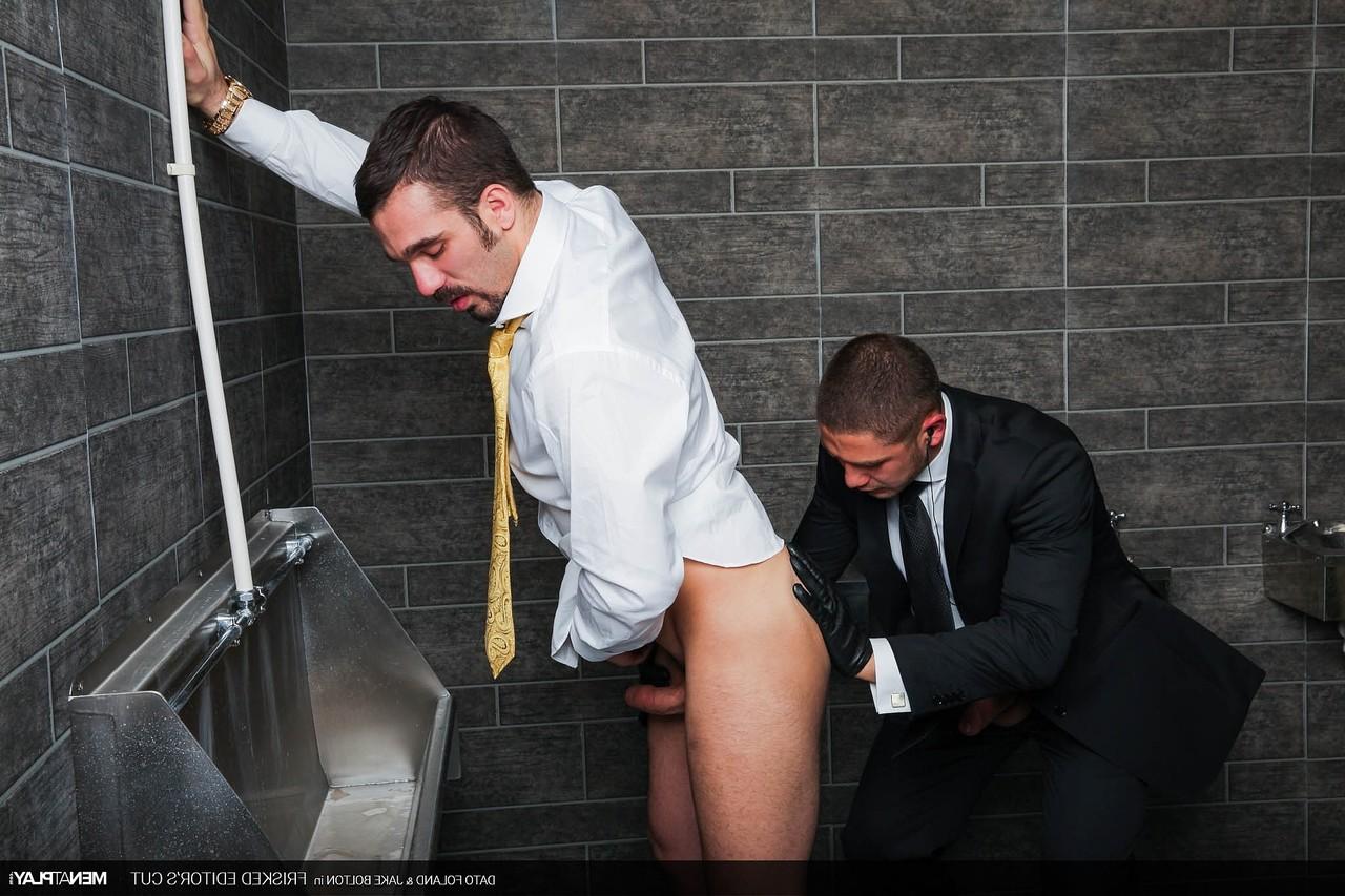 20P Gays musculosos Dato Foland e Jake Bolton fazem sexo anal selvagem no banheiro