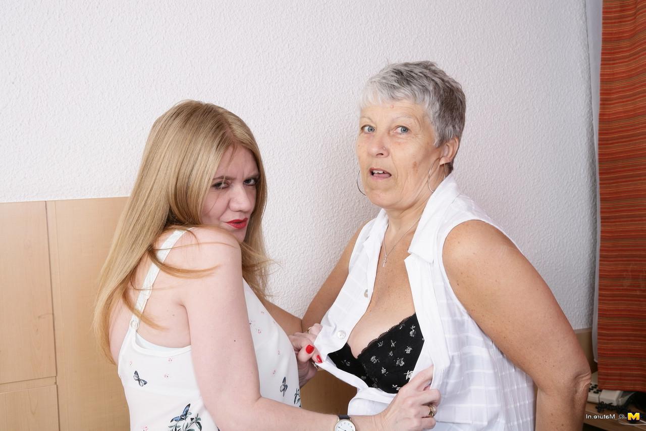 16P Alte und junge britische Frauen ziehen sich aus, bevor sie lesbischen Sex haben