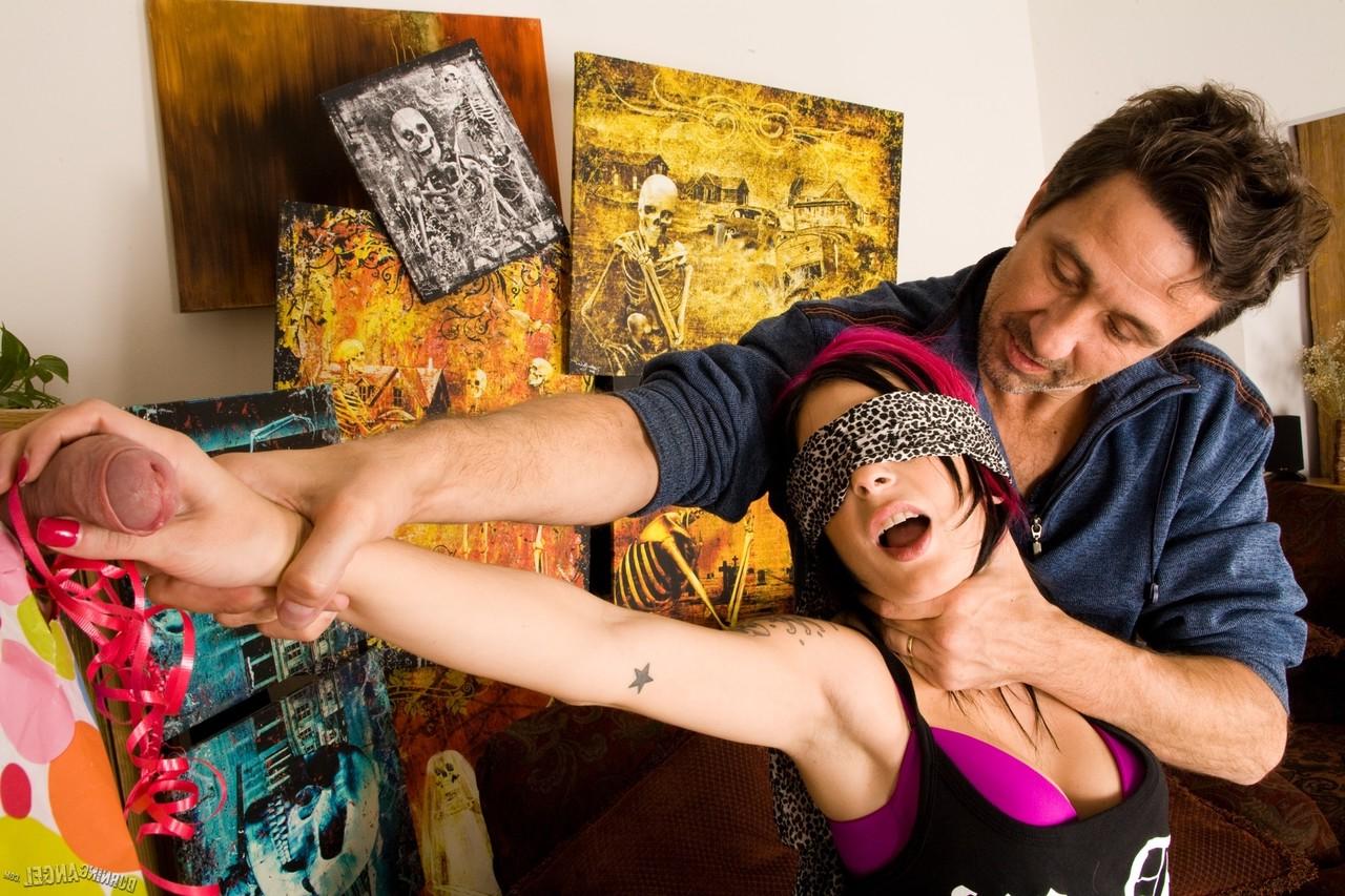 17P Joanna Angel faz um pau grande deepthroat e fica anal gostoso em uma festa a três