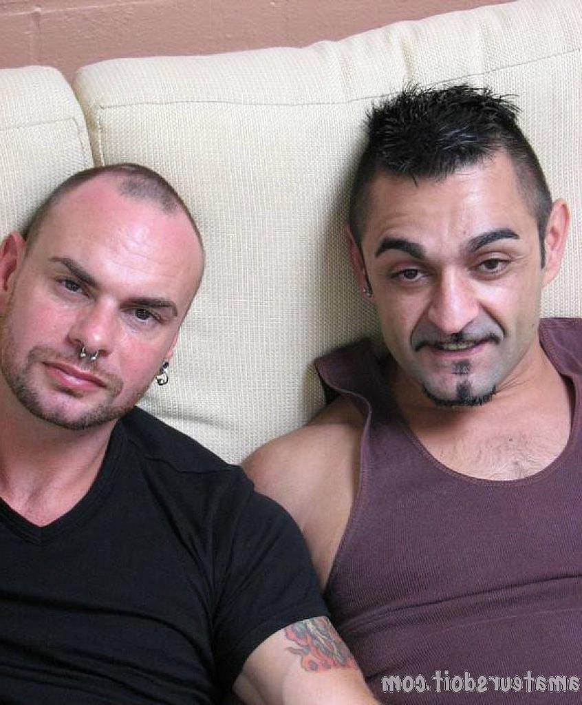 20P Maduros gays vestidos de cuero Lewis y Billy abrazándose y follando en el sofá