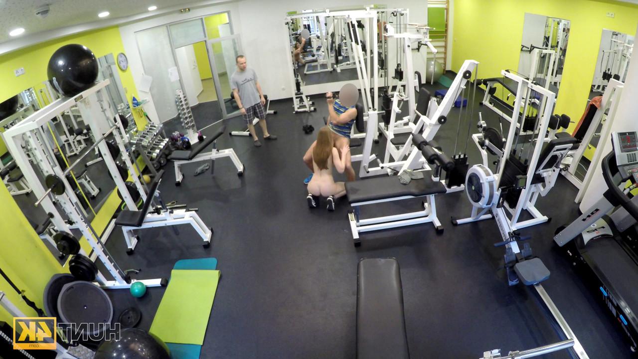 12P La pelirroja Linda Sweet tiene sexo en las máquinas del gimnasio por dinero