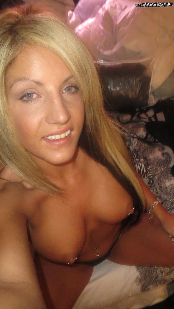 17P Holly Taylor, fille mince avec de jolis faux seins, présente son corps sur une moto.
