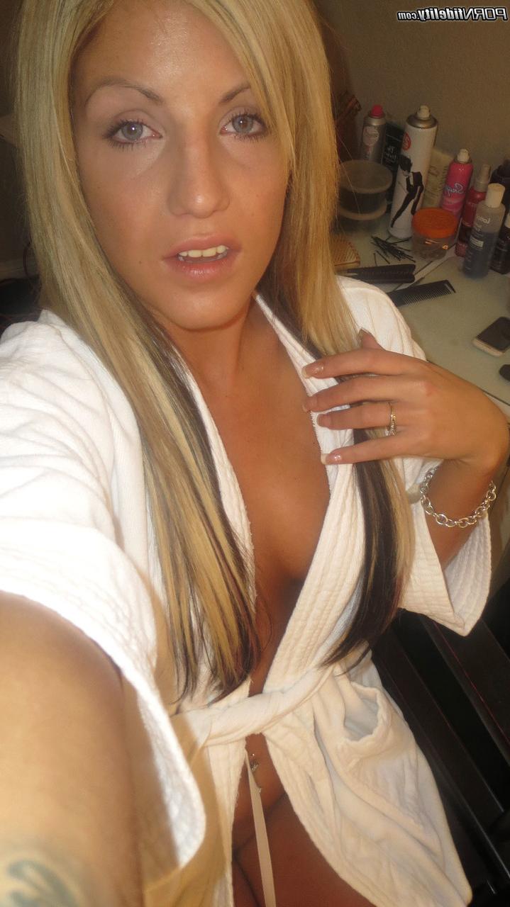 17P Holly Taylor, fille mince avec de jolis faux seins, présente son corps sur une moto.