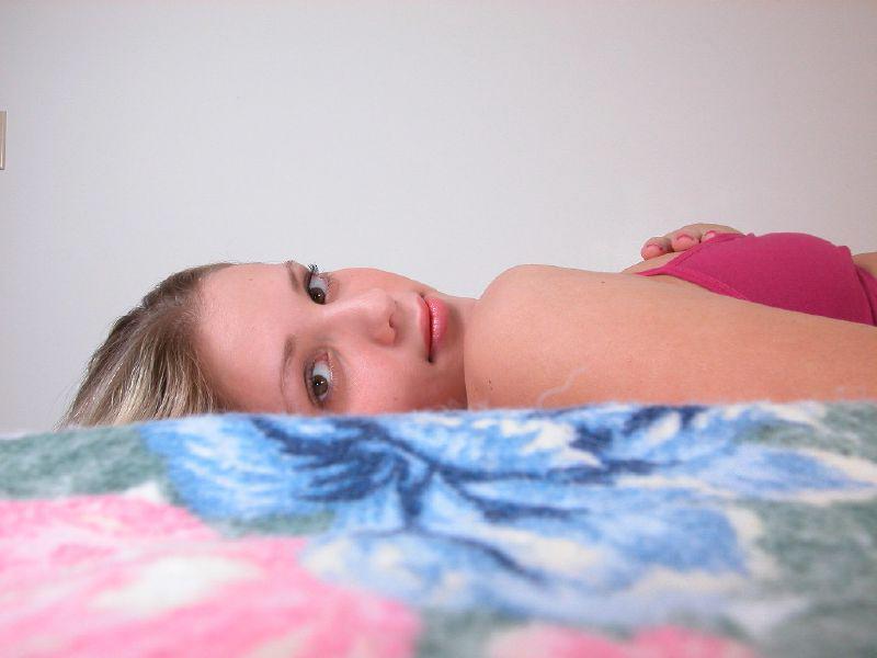 12P Une jeune blonde frotte la lotion sur une peau lisse dans son soutien-gorge et sa jolie culotte.