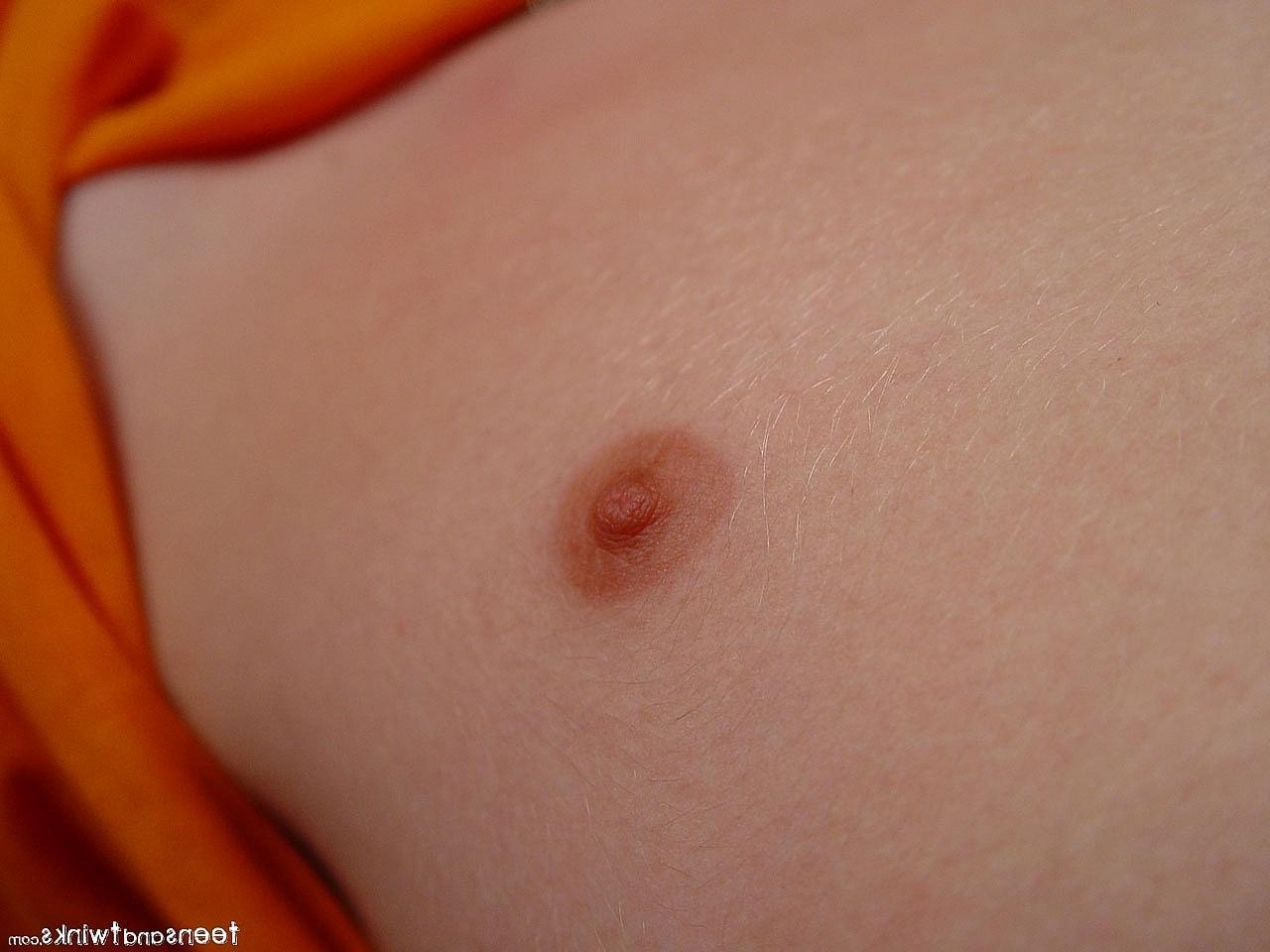 20P Minet chaud montre et branle sa petite bite lors d'un solo sexy dans une chambre