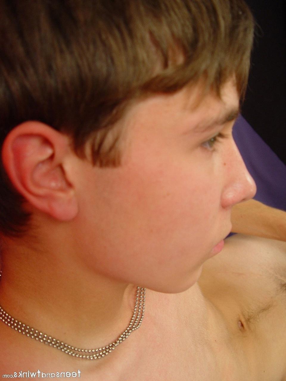 20P Minet chaud montre et branle sa petite bite lors d'un solo sexy dans une chambre