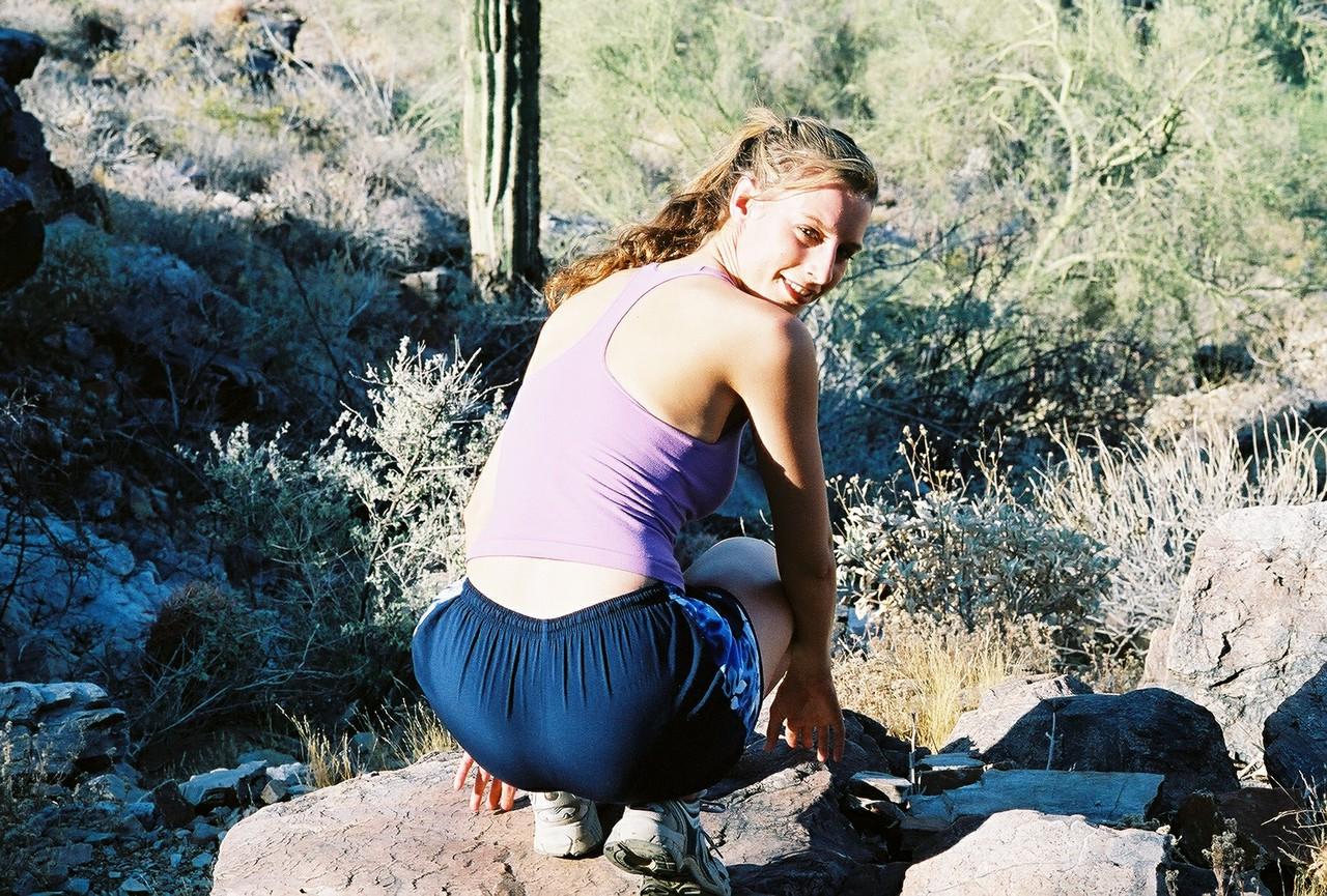 20P La preciosa amateur Paulina muestra sus jugosos pechos y su cameltoe al aire libre