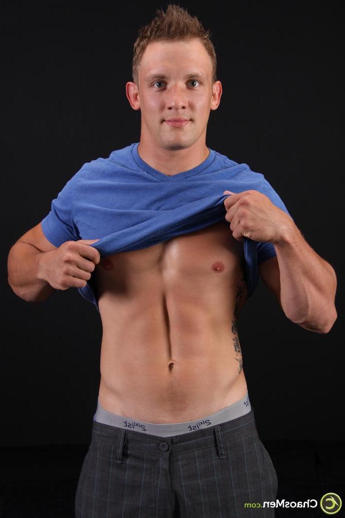 20P O lindo cara gay Gavin Sevin mostra seu corpo sexy e esfrega sua ereção