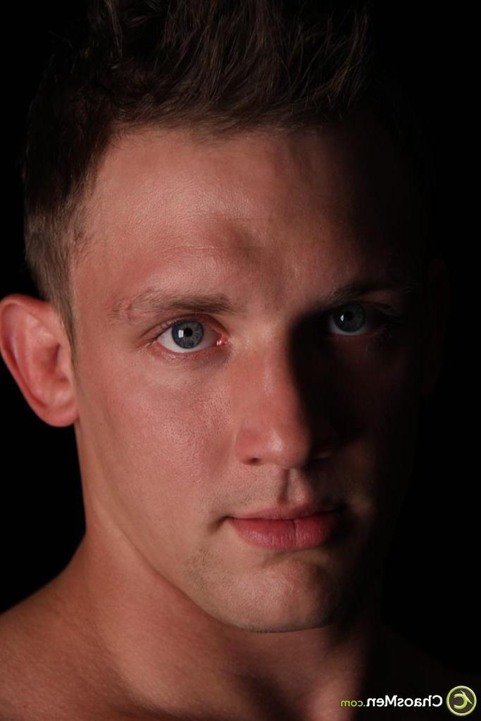 20P O lindo cara gay Gavin Sevin mostra seu corpo sexy e esfrega sua ereção