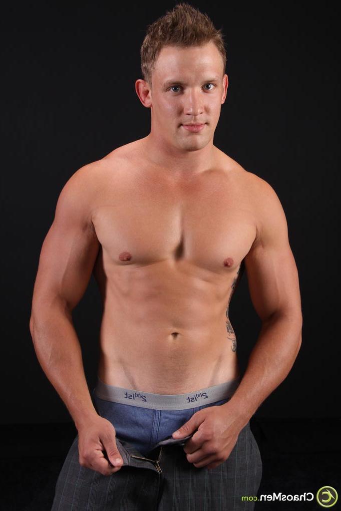 20P O lindo cara gay Gavin Sevin mostra seu corpo sexy e esfrega sua ereção