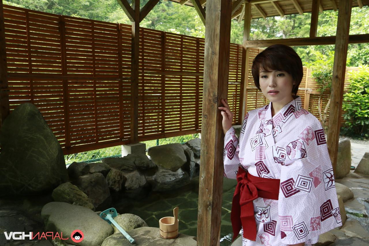 15P A bela japonesa Hasumi tira o quimono enquanto entra em uma banheira de hidromassagem