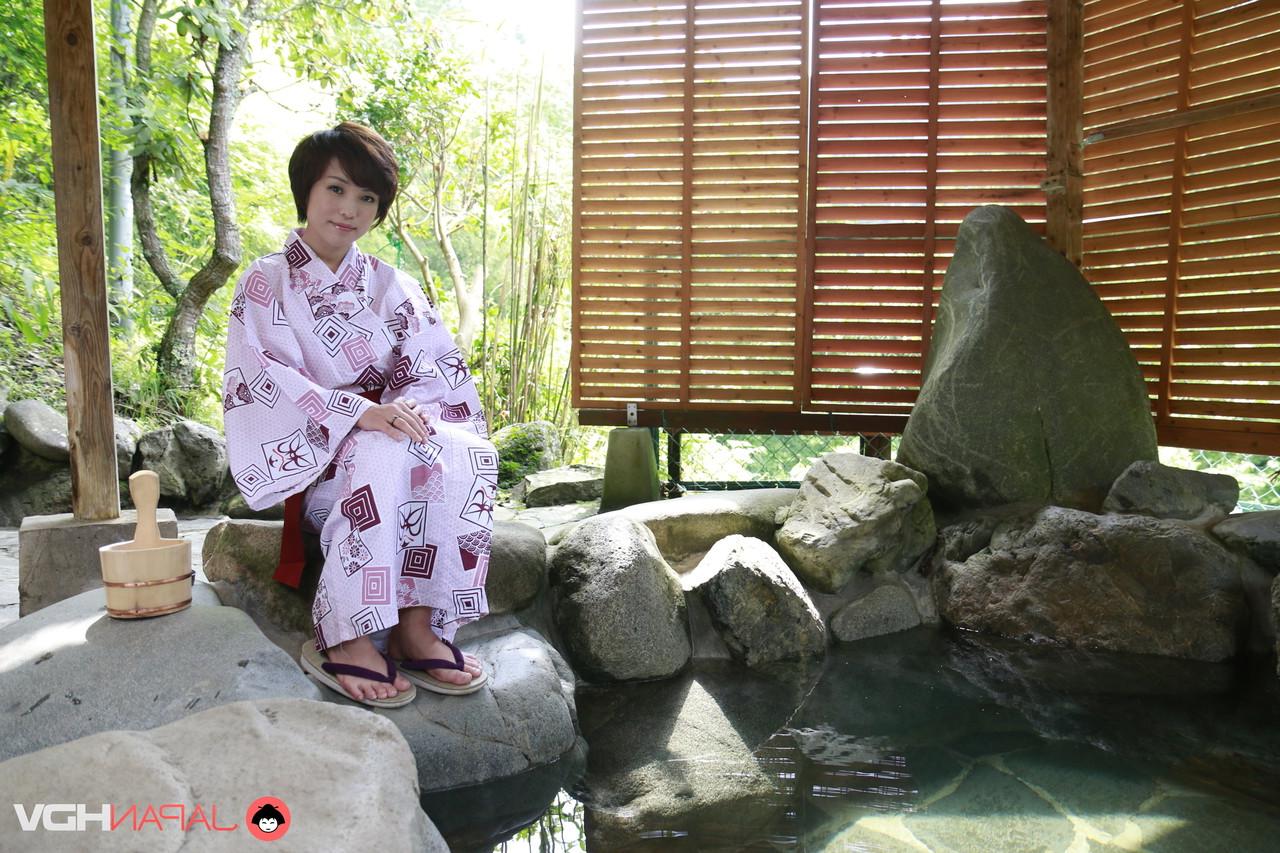 15P A bela japonesa Hasumi tira o quimono enquanto entra em uma banheira de hidromassagem