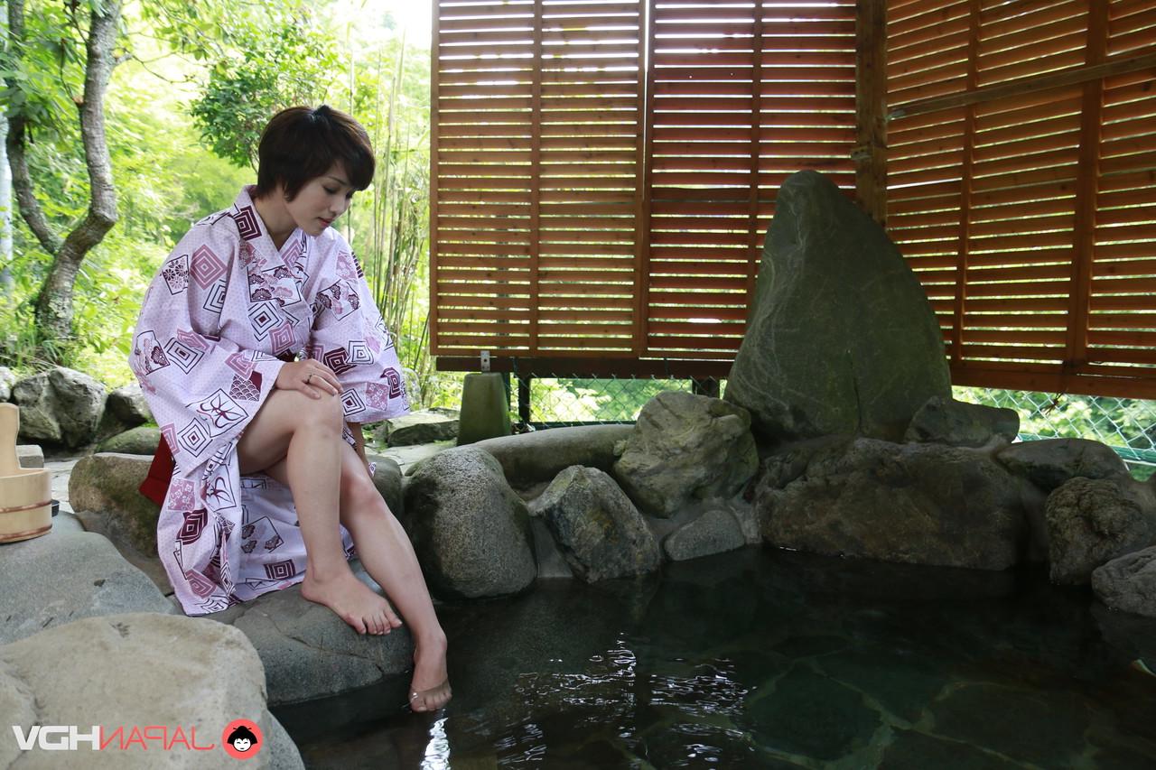 15P A bela japonesa Hasumi tira o quimono enquanto entra em uma banheira de hidromassagem