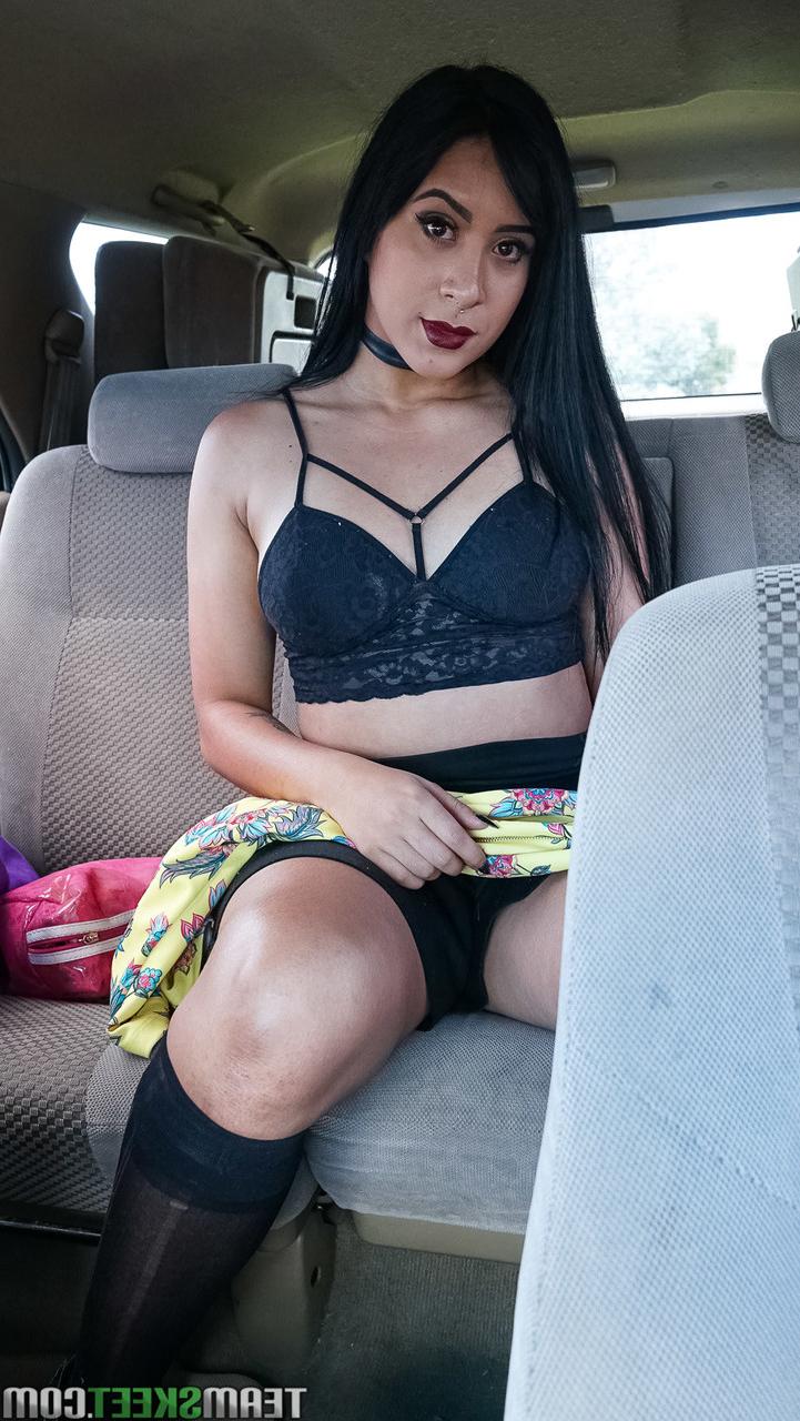 17P Latina cachonda mostrando su gran culo en una sexy escena en solitario en el sofá