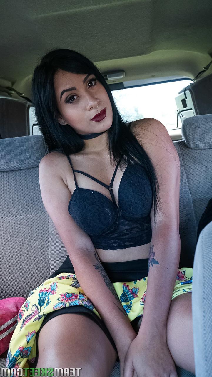 17P Latina cachonda mostrando su gran culo en una sexy escena en solitario en el sofá