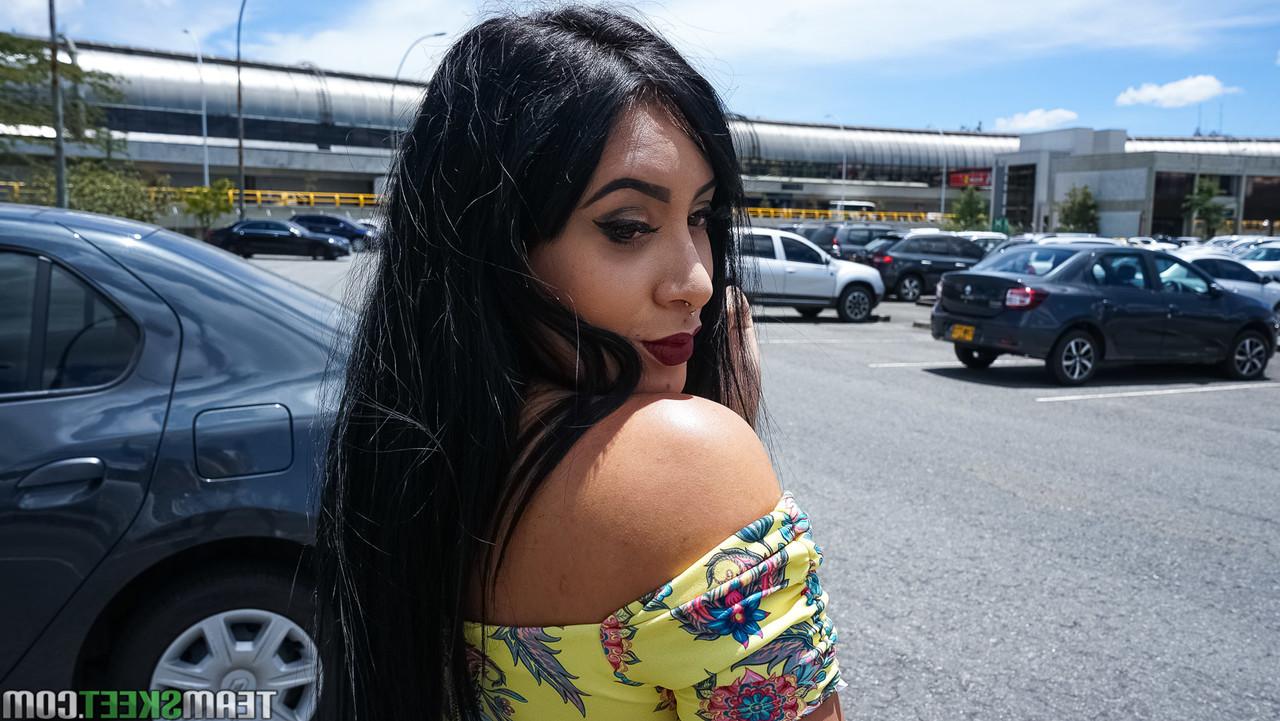 17P Latina cachonda mostrando su gran culo en una sexy escena en solitario en el sofá
