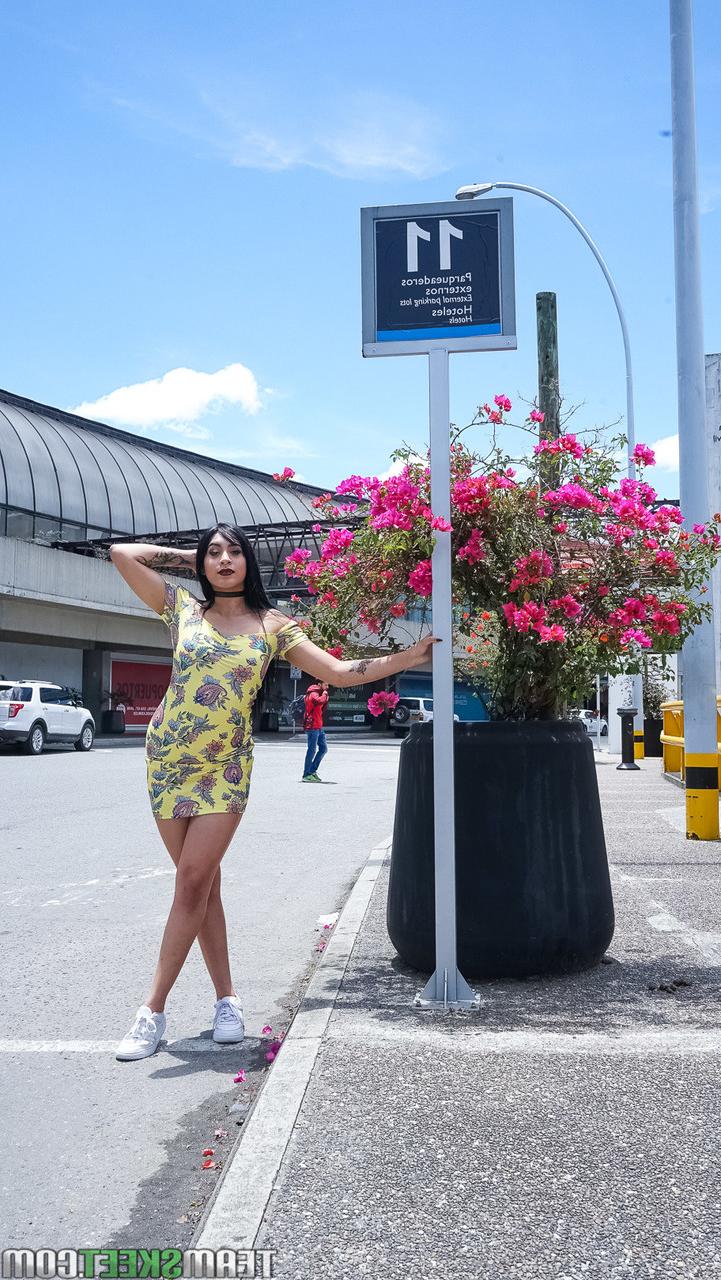 17P Latina cachonda mostrando su gran culo en una sexy escena en solitario en el sofá