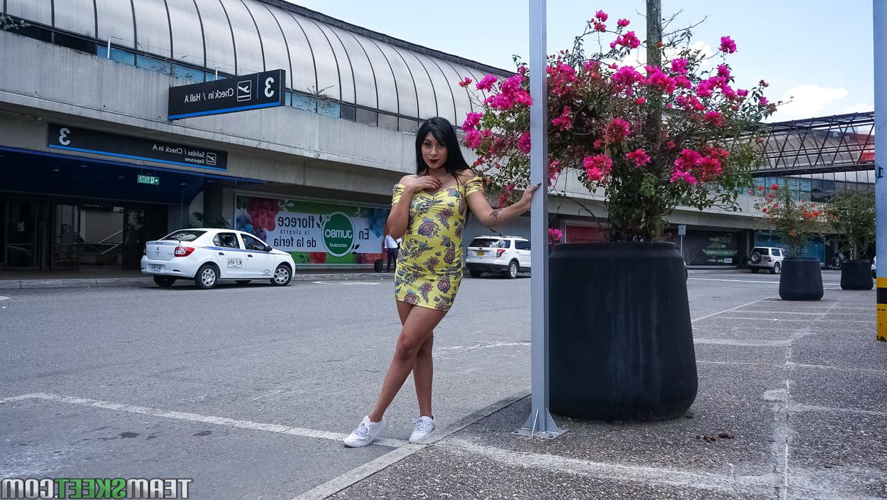 17P Latina cachonda mostrando su gran culo en una sexy escena en solitario en el sofá